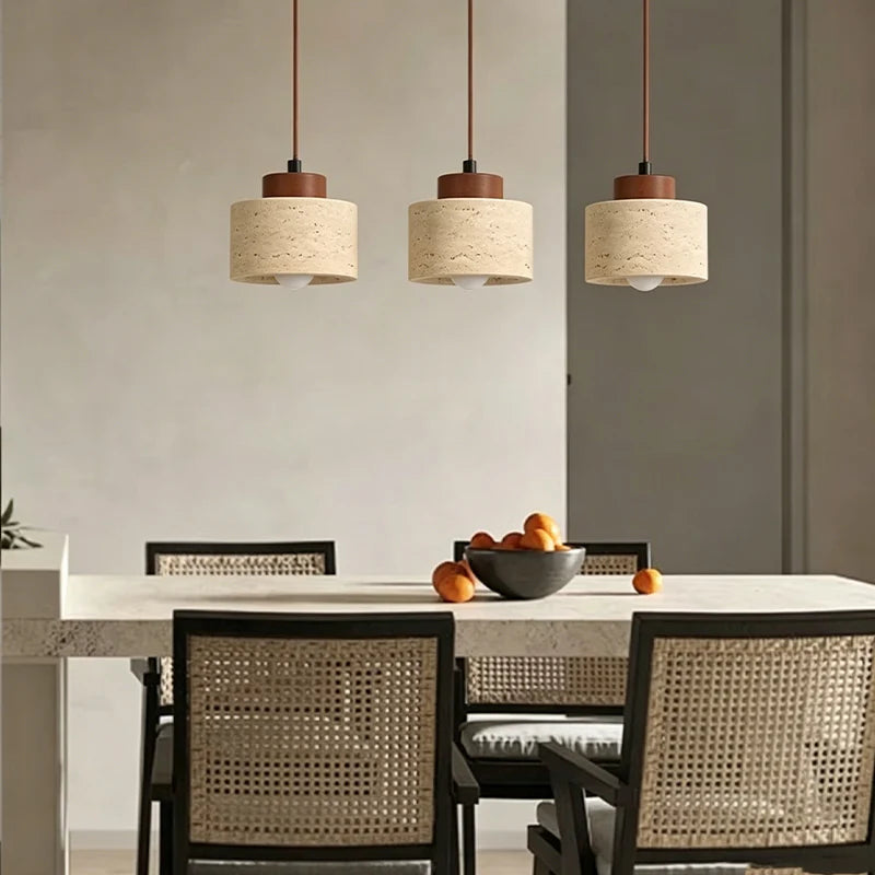Travertin Suspension en Pierre Naturelle – trois suspensions au-dessus d'une table à manger