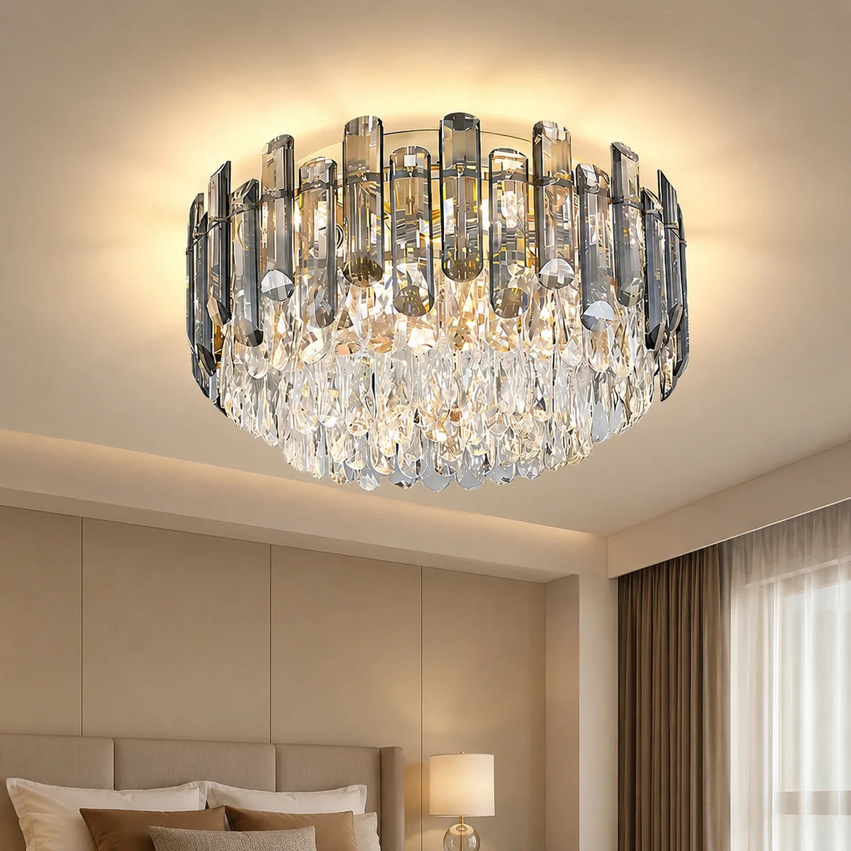 Fumia Plafonnier en Cristal et Verre Fumé – sur un plafond beige à corniche lumineuse
