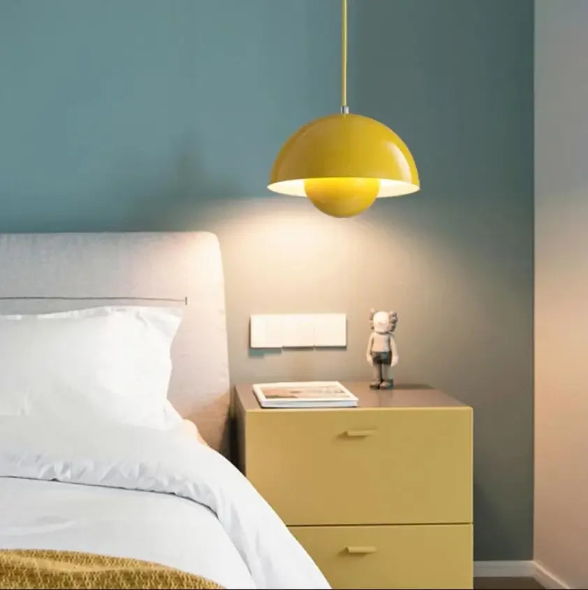 Corolle Suspension Dôme Coloré – dôme jaune au-dessus d'une table de chevet