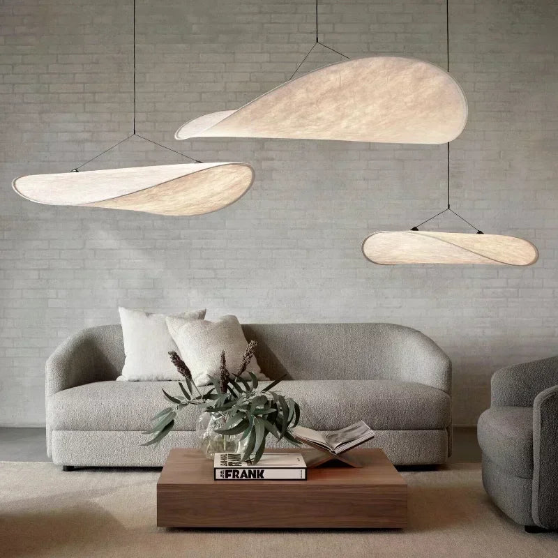Silvane Suspension Pétales Effet Soie – deux pétales au-dessus d'un canapé gris