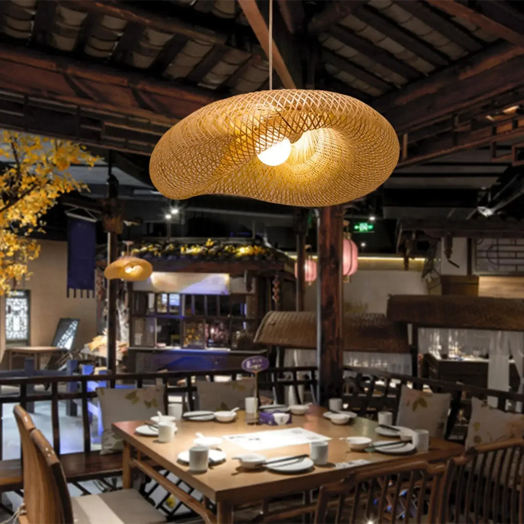 Savane Suspension Soucoupe en Rotin Tressé – abat-jours dans un restaurant aux tons sombres