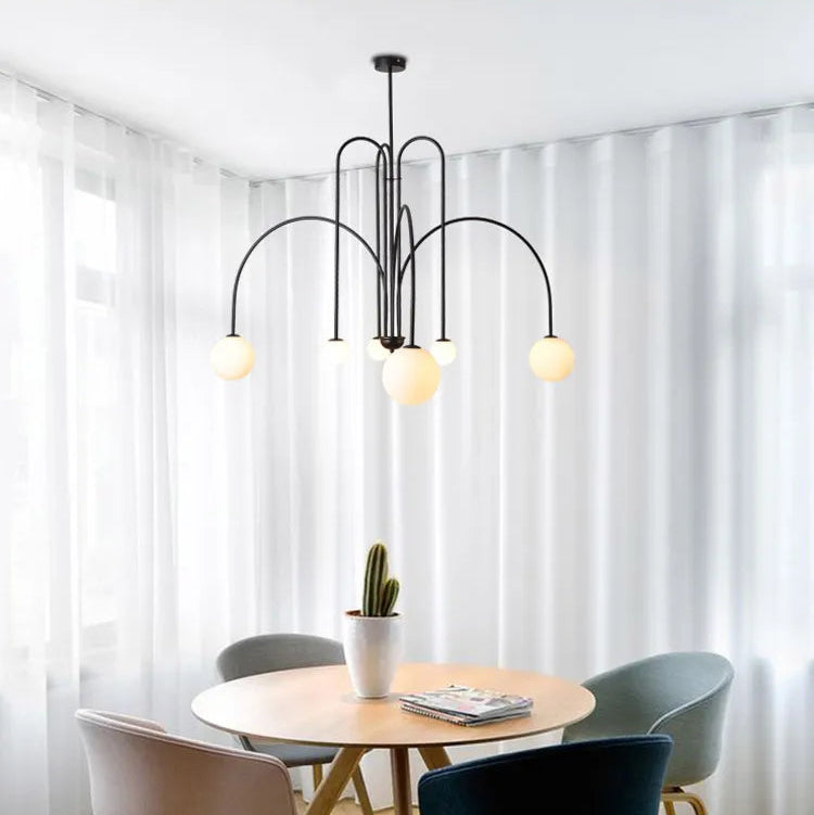 Arcadie Lustre à Bras en Arc – version noire devant des rideaux blancs