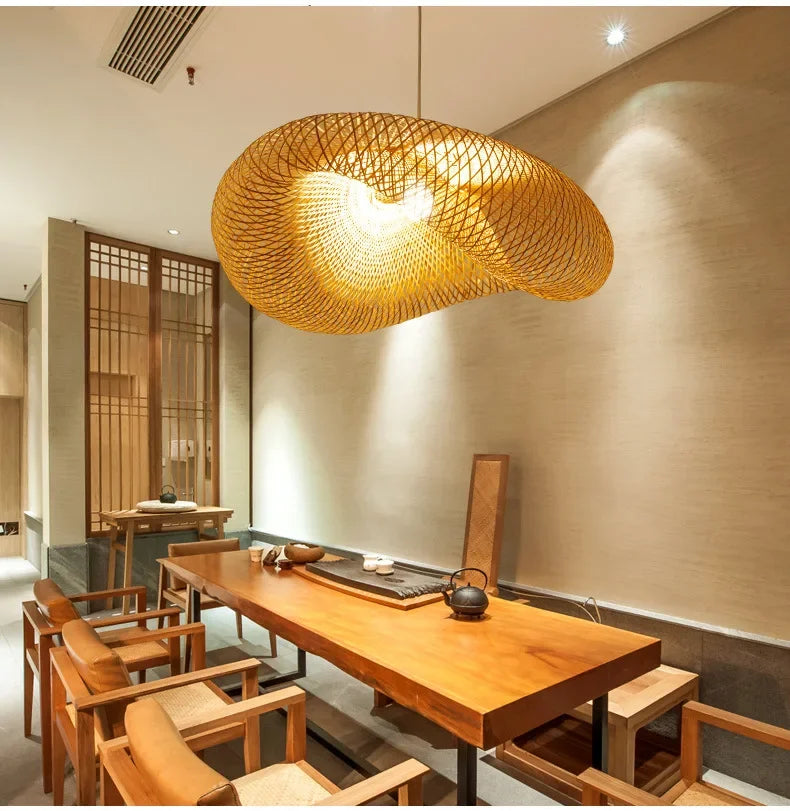 Savane Suspension Soucoupe en Rotin Tressé – abat-jour au-dessus d'une longue table en bois