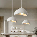 Sabi Suspension Wabi-Sabi – suspensions blanches au-dessus d'une étagère avec vaisselle