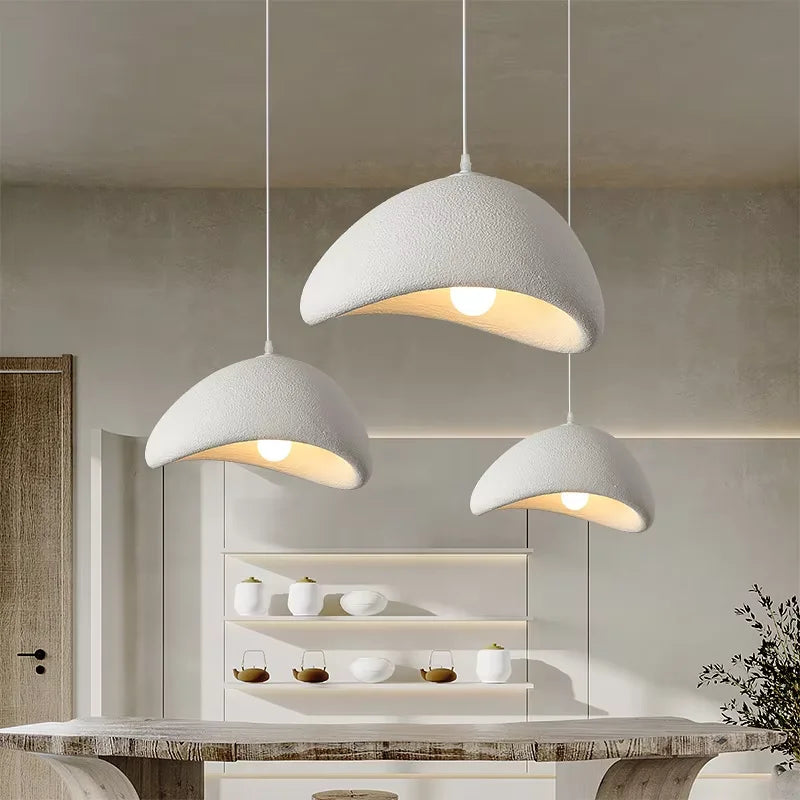 Sabi Suspension Wabi-Sabi – suspensions blanches au-dessus d'une étagère avec vaisselle