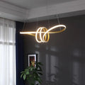 Duolis Suspension Ruban LED Double Doré – ruban doré allumé devant un mur sombre et des rideaux
