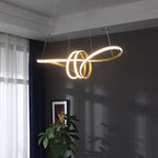 Duolis Suspension Ruban LED Double Doré – ruban doré allumé devant un mur sombre et des rideaux