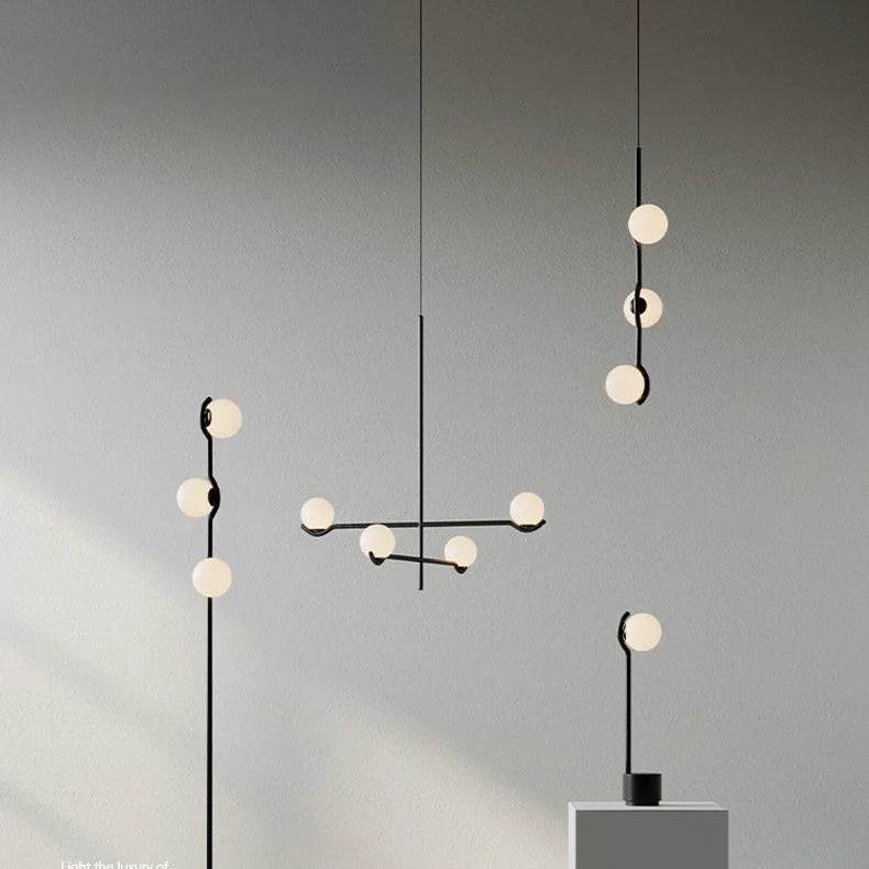 Perla Lustre à Globes en Verre – suspensions verticales et lustre horizontal sur fond gris