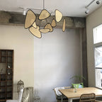 Fronda Suspension Feuillage en Rotin Tressé – dans une pièce au mur beige et à poutres