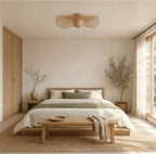 Chaprel Suspension Chapeau et Globe en Bambou Tressé – dans une chambre beige avec lit et plantes