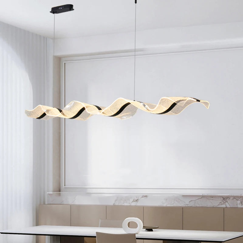 Onde Suspension LED Linéaire en Aluminium – ruban doré devant une grande fenêtre claire