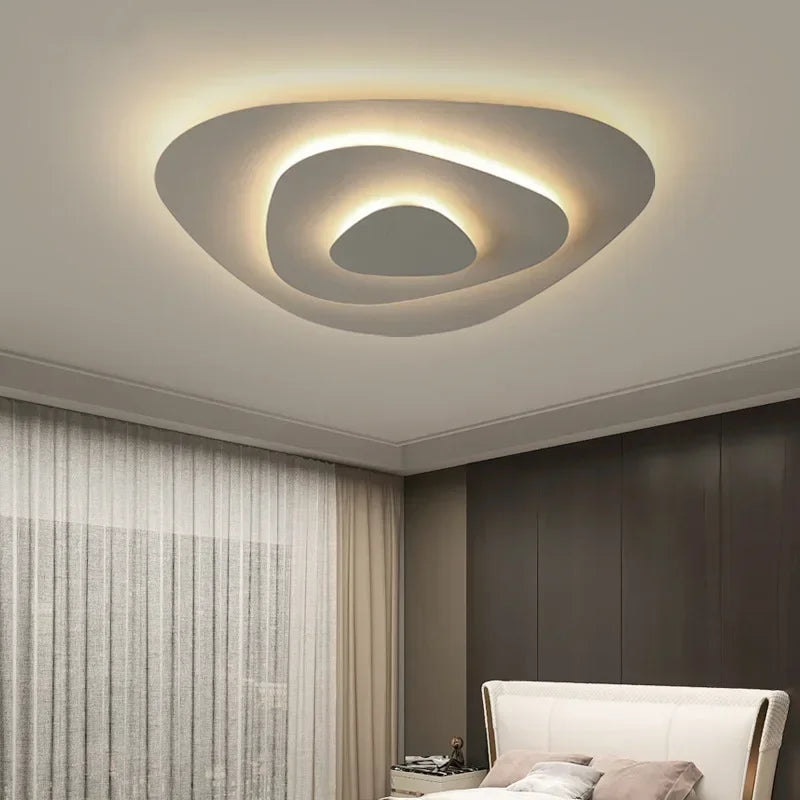 Dune Plafonnier LED Triangulaire – au plafond près de voilages blancs et d'un mur sombre