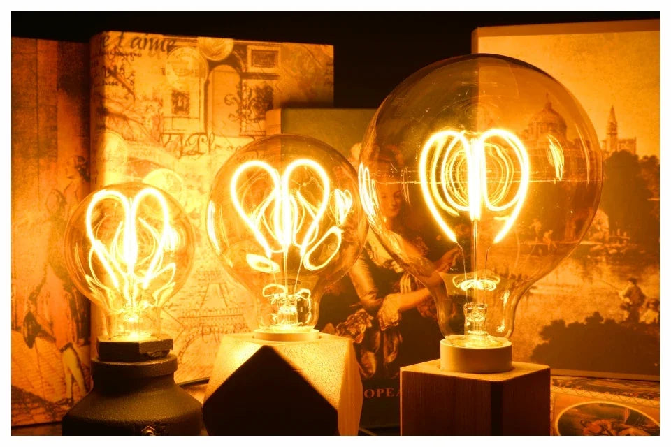 Ampoule Globe à Filament – ampoules cœur et étoile allumées, ambiance chaude
