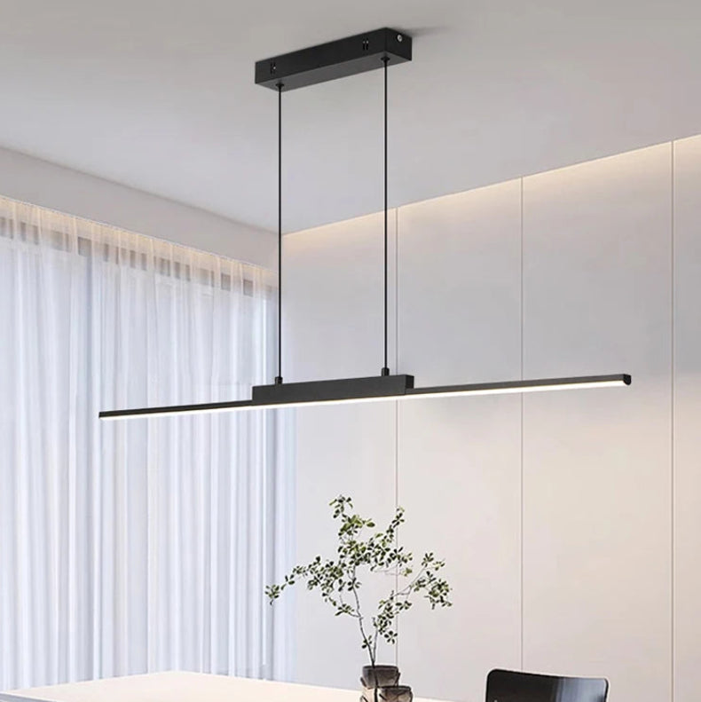 Ligne Suspension LED Linéaire en Aluminium – barre LED noire devant des rideaux clairs