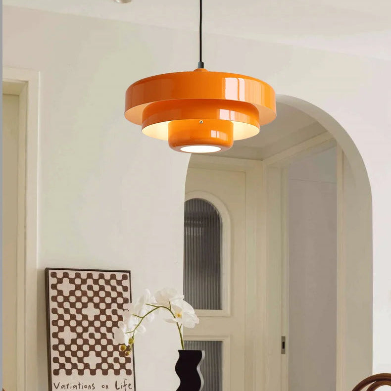 Tiara Suspension Étagée en Métal – suspension orange dans un intérieur à arche