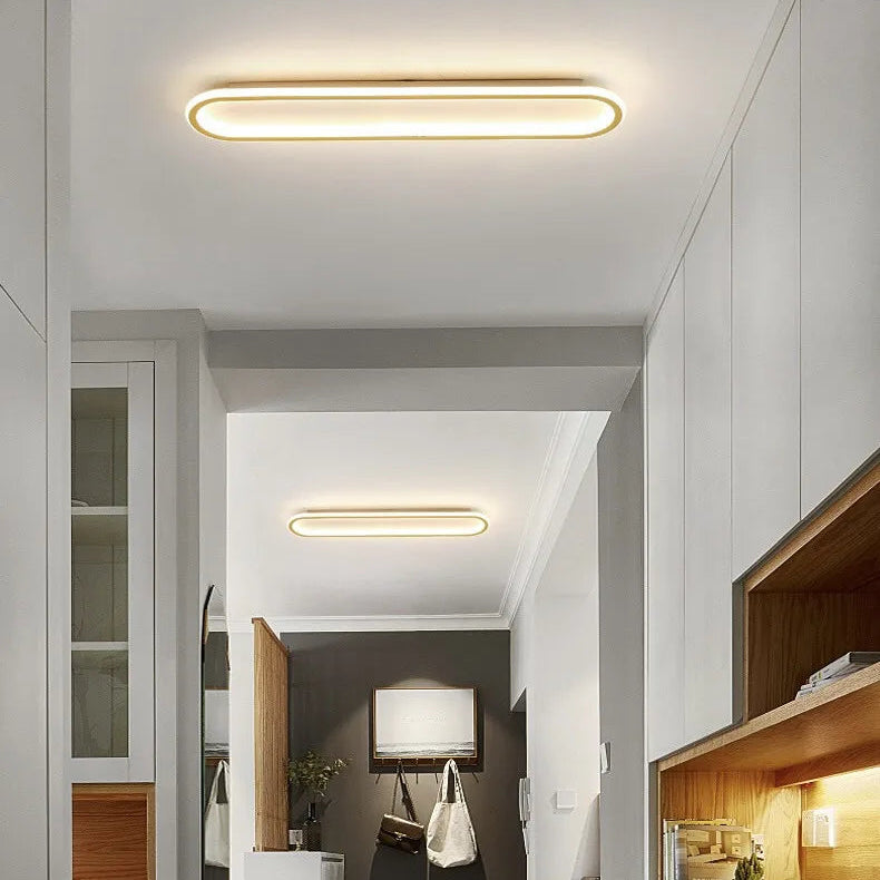 Piste Plafonnier LED Oblong – dans un couloir avec niche en bois, vue large