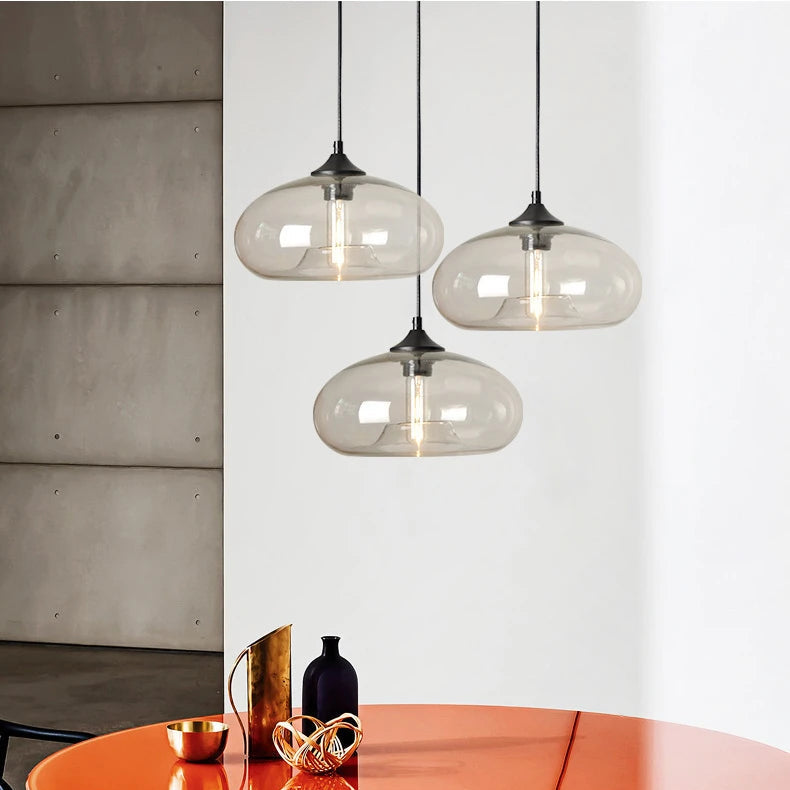Irisa Suspension Globe en Verre Soufflé, 9 Teintes – suspensions transparentes devant un mur capitonné