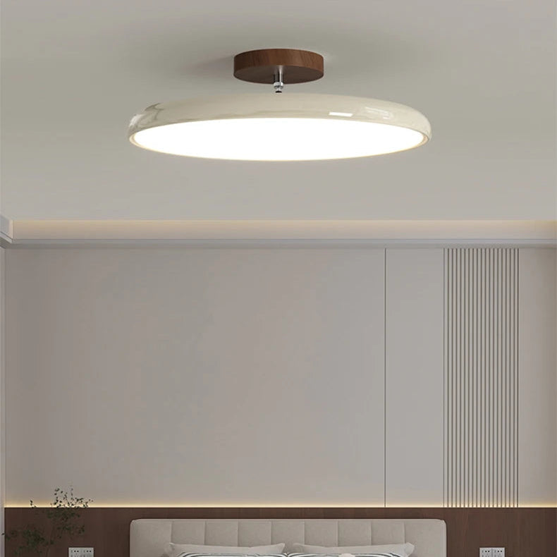 Médaillon Plafonnier LED Rond – disque crème dans une pièce aux murs gris