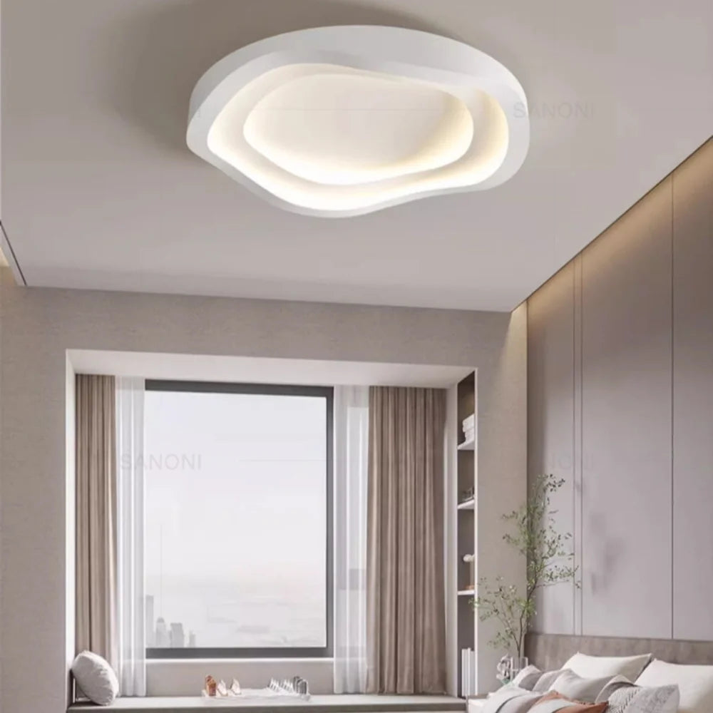 Récif Plafonnier LED Galet – dans une pièce avec fenêtre et rideaux