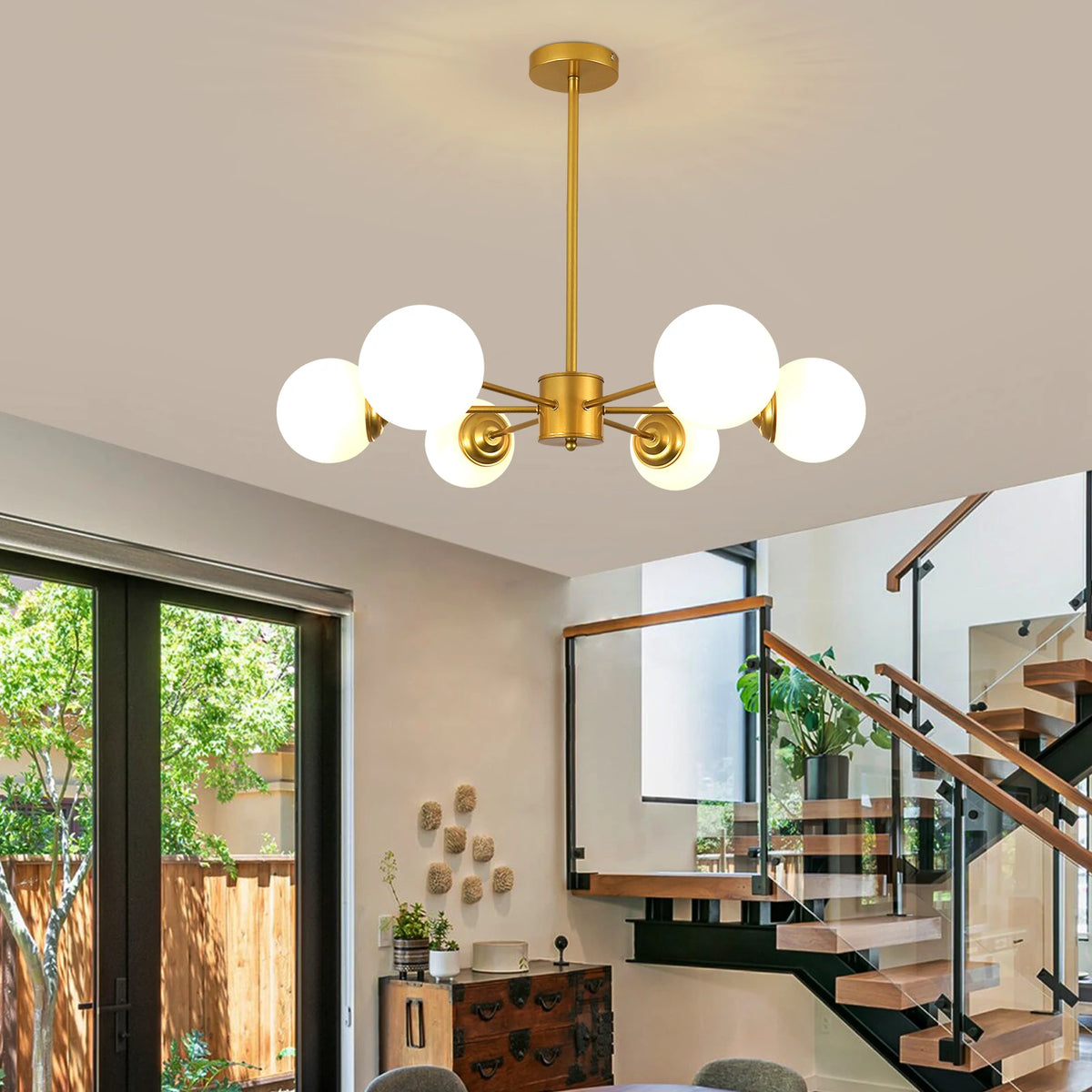 Sidera Lustre Sputnik en Laiton et Globes Opale – lustre en laiton et globes blancs dans un salon avec escalier