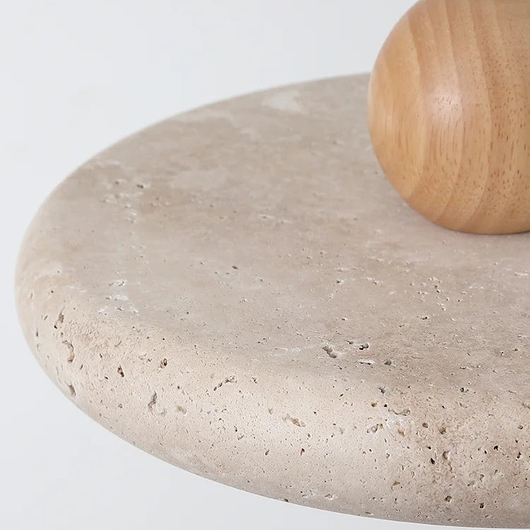 Sonoma Suspension en Pierre et Bois – gros plan de la surface en travertin et de la boule en bois