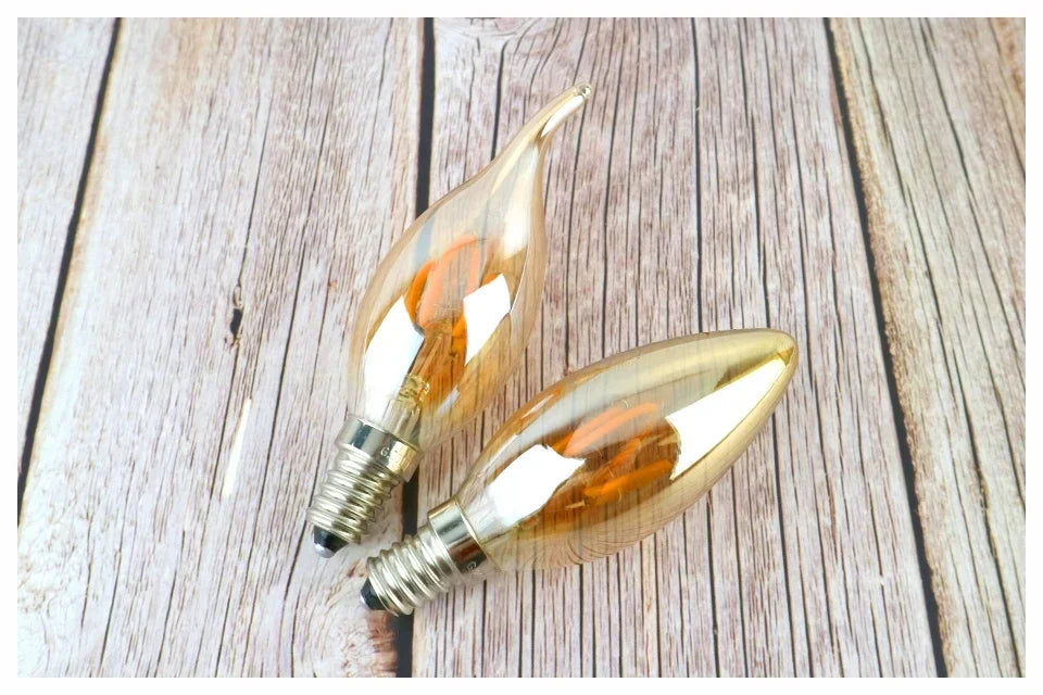 Ampoule Globe à Filament – ampoules bougies à filament posées en biais sur du bois clair