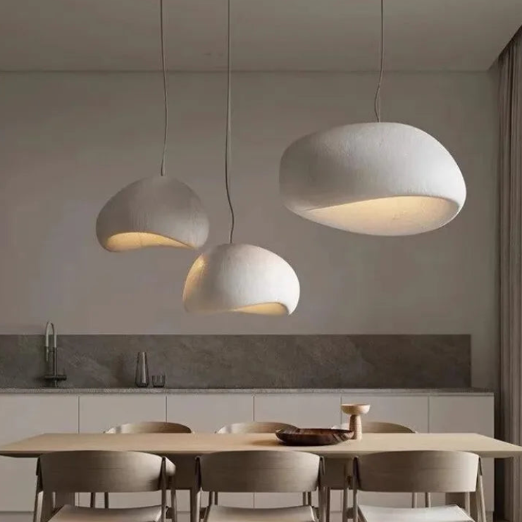 Sabi Suspension Wabi-Sabi – trois suspensions blanches en forme de galet, effet pierre texturé