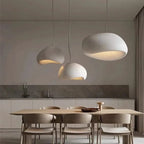 Sabi Suspension Wabi-Sabi – suspensions blanches au-dessus d'une table dans une cuisine grise
