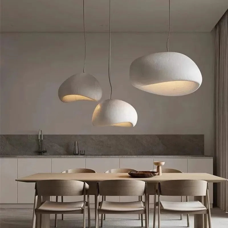 Sabi Suspension Wabi-Sabi – suspensions blanches au-dessus d'une table dans une cuisine grise