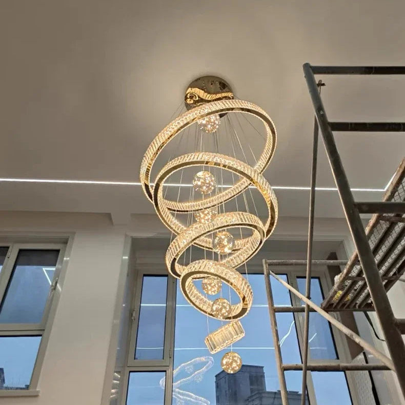 Saturne Lustre Anneaux en Cristal Moderne – lustre près d'un escalier et de baies vitrées