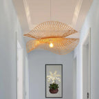 Ondine Suspension Vague Double en Bambou Tressé – dans un couloir clair avec cadre