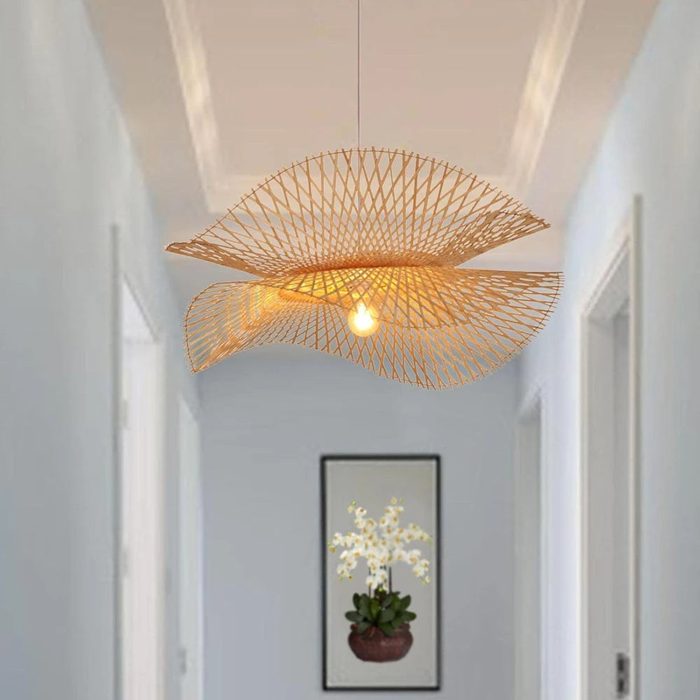 Ondine Suspension Vague Double en Bambou Tressé – dans un couloir clair avec cadre