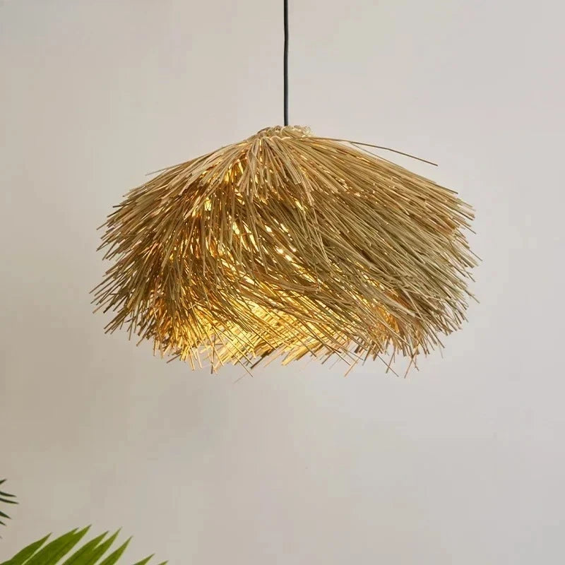 Herbela Suspension Nid en Herbe Tressée ou Rotin – abat-jour en herbe tressée en forme de nid devant un mur blanc