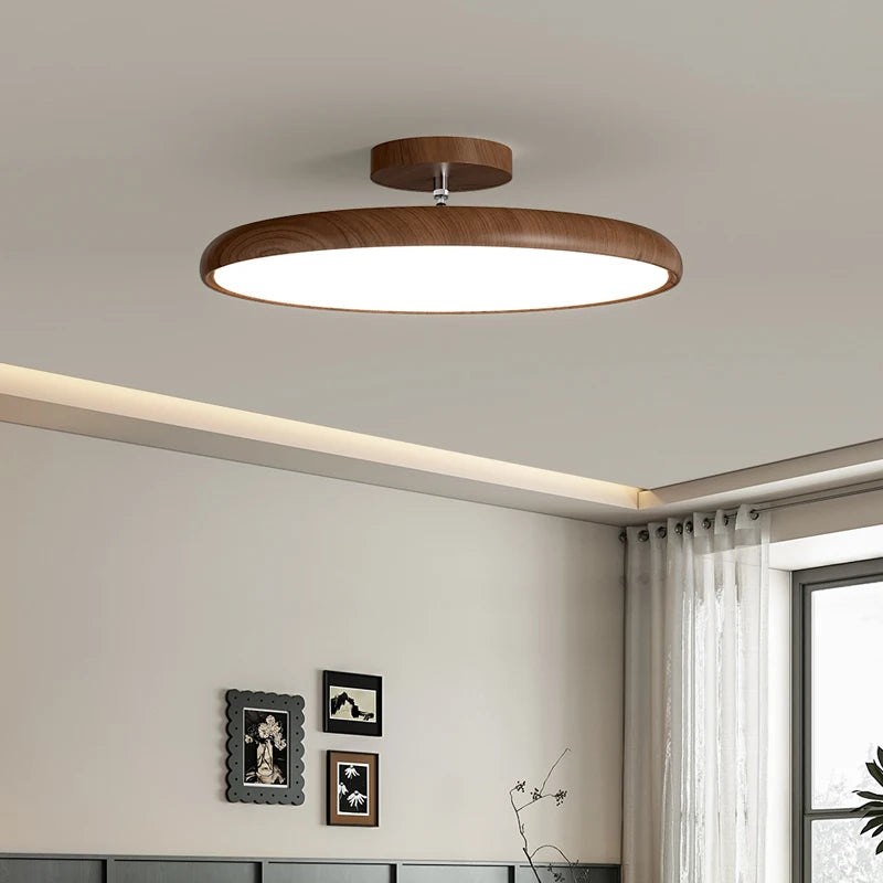 Médaillon Plafonnier LED Rond – disque à bord brun dans une pièce à corniche lumineuse