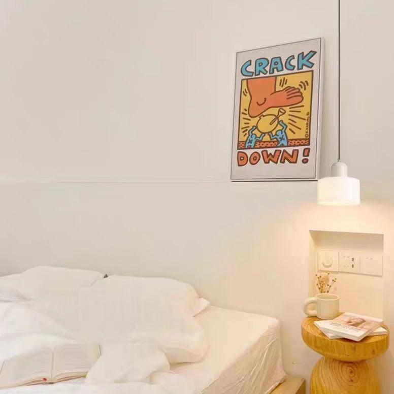 Dolia Suspension en Verre Teinté – suspension en verre crème devant une affiche colorée