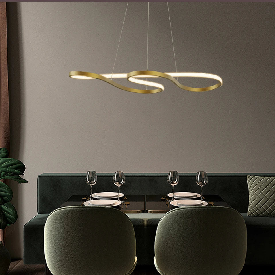Fluva Suspension Ruban LED Minimaliste – ruban LED doré au-dessus d'une table et d'un canapé vert