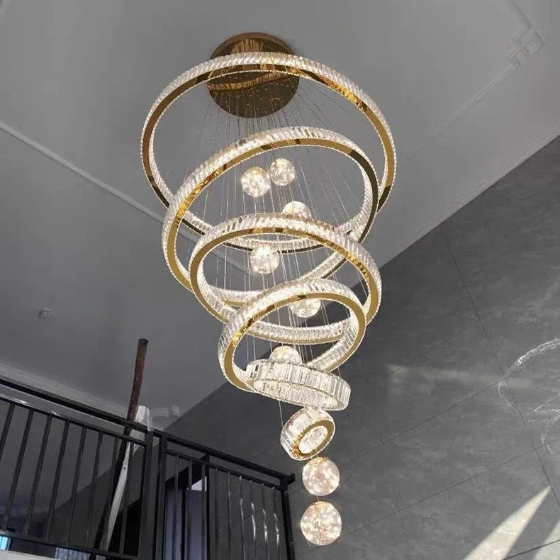 Saturne Lustre Anneaux en Cristal Moderne – vue de dessous des anneaux devant un mur gris