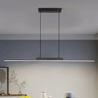 Ligne Suspension LED Linéaire en Aluminium – barre LED noire sur un mur bleu-gris