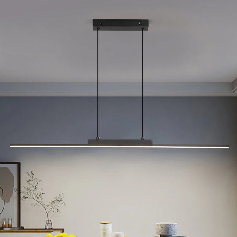 Ligne Suspension LED Linéaire en Aluminium – barre LED noire sur un mur bleu-gris