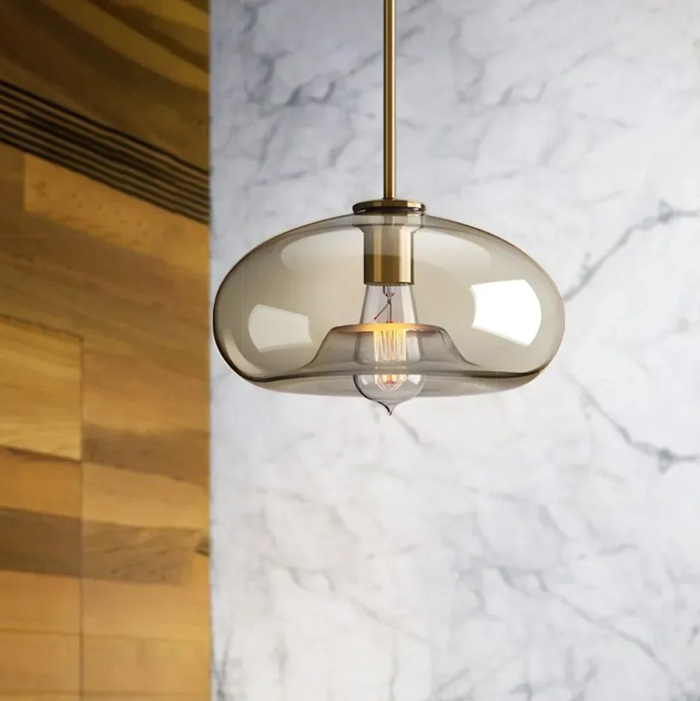 Ambra Suspension en Verre Ambré, 5 Formes au Choix – suspension devant un mur en bois et marbre