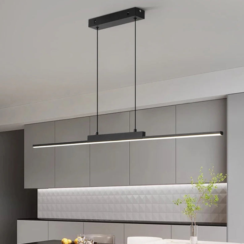Ligne Suspension LED Linéaire en Aluminium – barre LED noire au-dessus d'une cuisine grise
