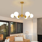 Sidera Lustre Sputnik en Laiton et Globes Opale – lustre dans une pièce à baies coulissantes