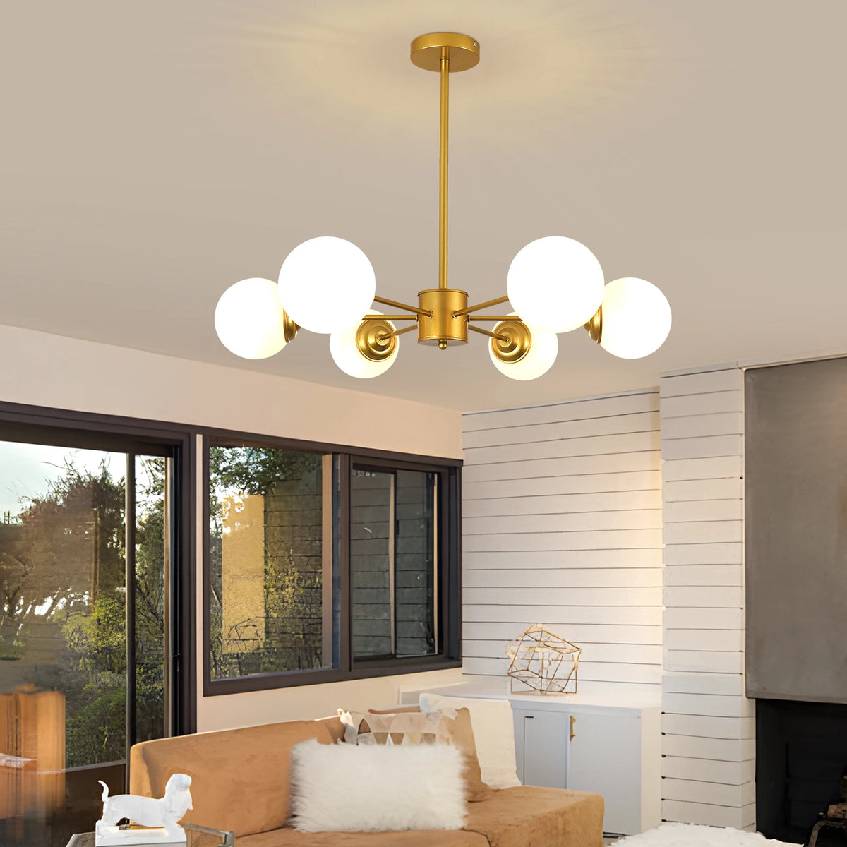 Sidera Lustre Sputnik en Laiton et Globes Opale – lustre dans une pièce à baies coulissantes