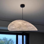 Silvane Suspension Pétales Effet Soie – pétale suspendu à un câble noir sur fond gris