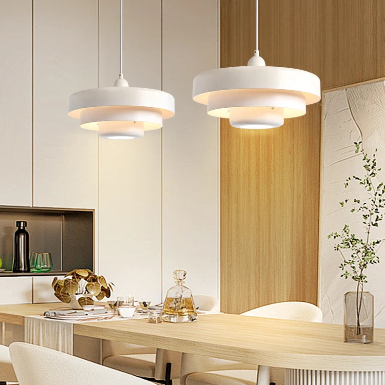 Tiara Suspension Étagée en Métal – suspensions blanches au-dessus d'une table décorée