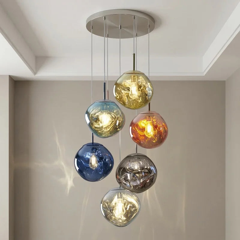 Lavane Suspension Globe en Verre Fondu Irrégulier – grappe de globes colorés dans une pièce claire