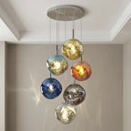 Lavane Suspension Globe en Verre Fondu Irrégulier – grappe de globes colorés dans une pièce claire