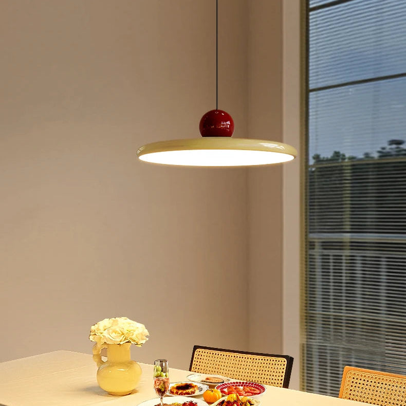 Papillon Suspension LED en Métal, Beige, Vert ou Rouge – disque beige près d'une fenêtre