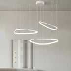 Orbite Trio Lustre 3 Anneaux LED Moderne – trois anneaux blancs devant un radiateur design