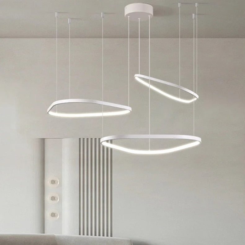 Orbite Trio Lustre 3 Anneaux LED Moderne – trois anneaux blancs devant un radiateur design